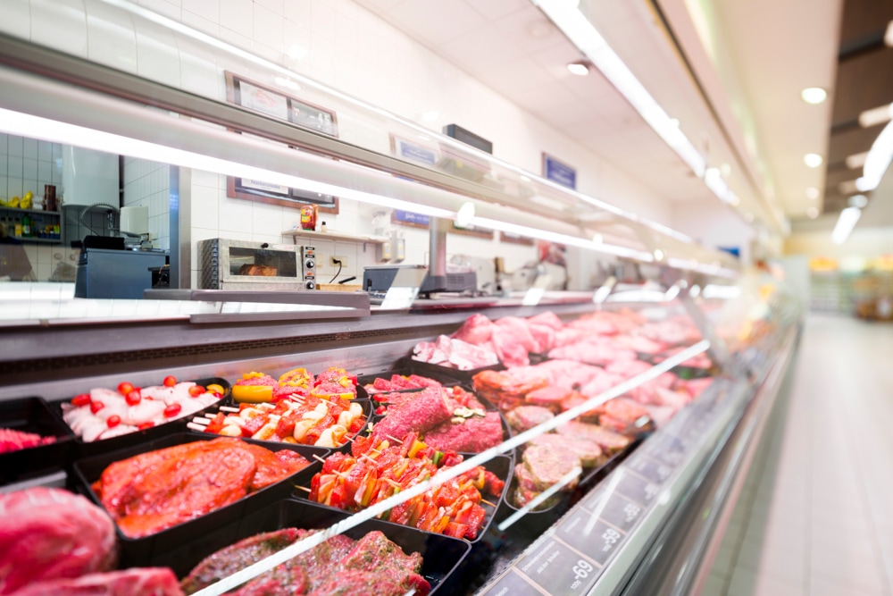 Nahaufnahme der Fleischtheke.