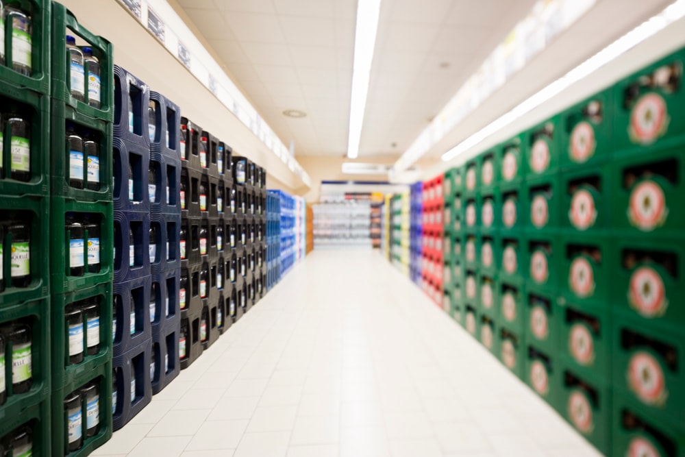 Getränkekisten am Rand eines langen Ganges.