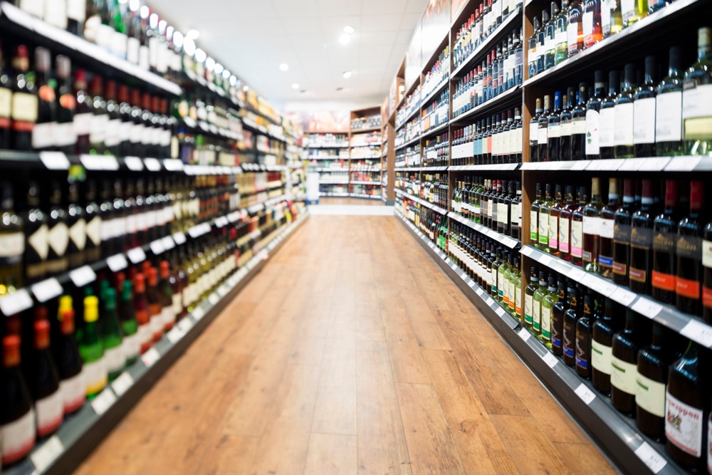 Langer Gang mit Weinregalen auf beiden Seiten.