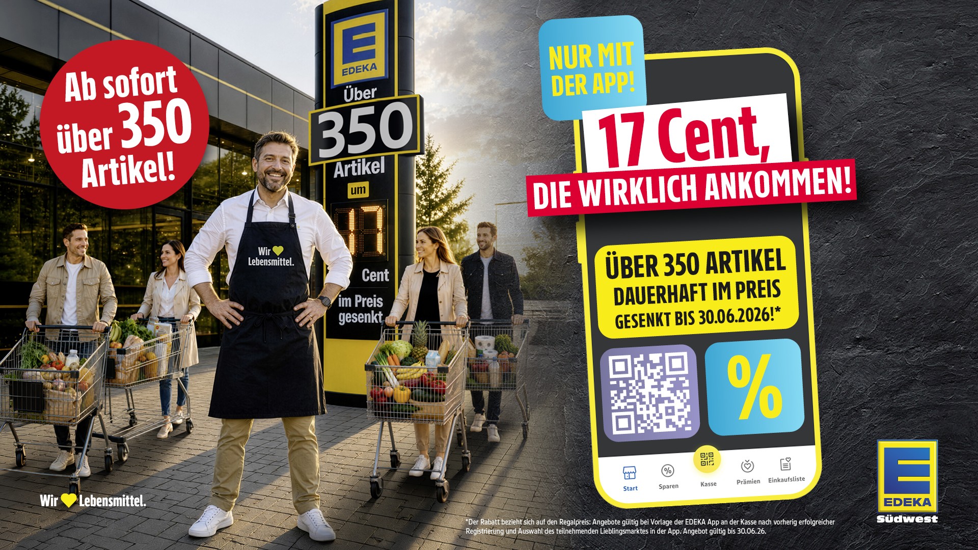 EDEKA-Werbung mit Supermarkt, Kunden und App-Angebot: Über 50 Artikel dauerhaft günstiger – nur mit der App. Smartphone-Motiv mit der Aufschrift „17 Cent, die wirklich ankommen!