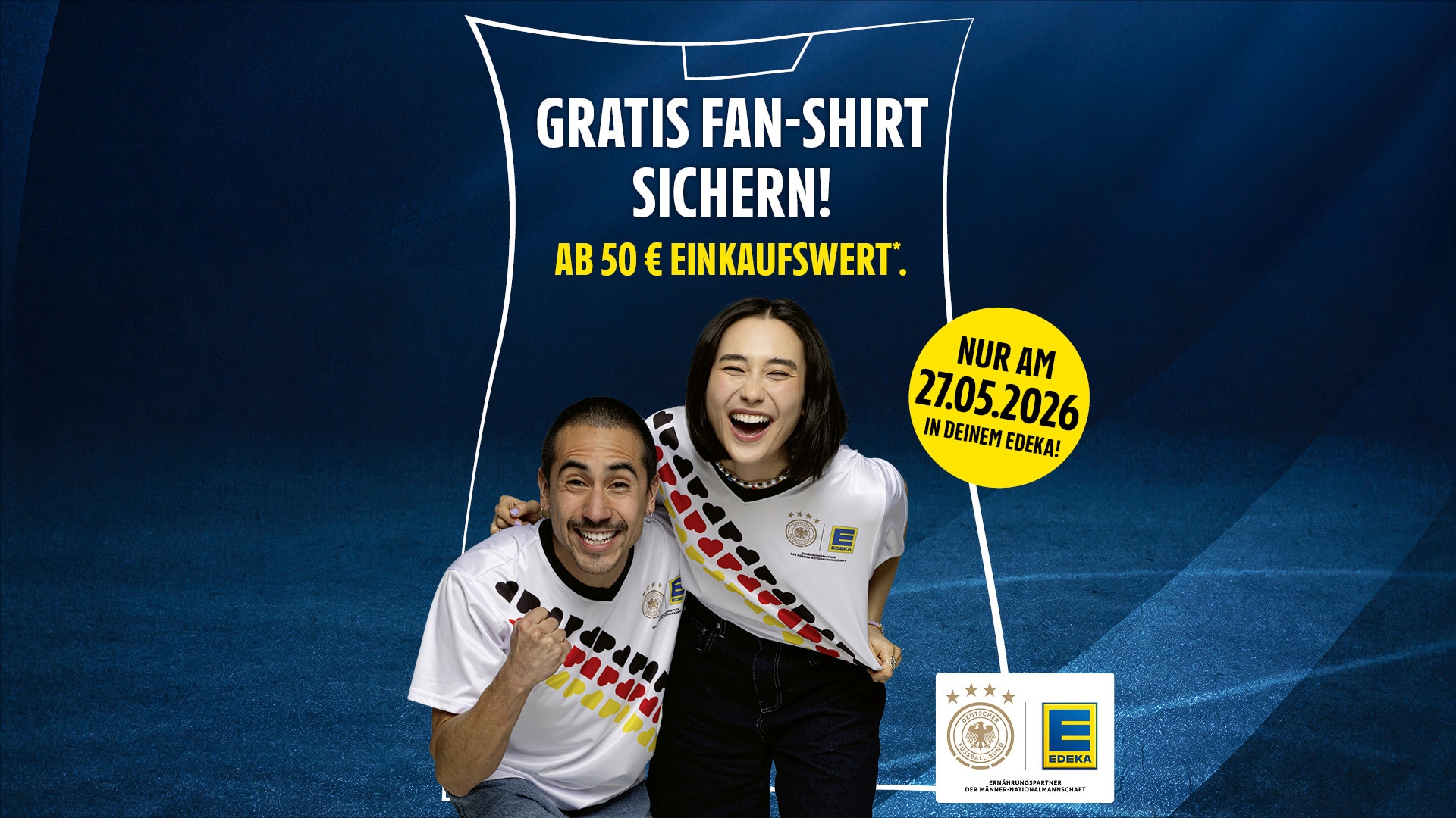 Zwei Personen im Fan-Shirt werben für eine EDEKA-Aktion: Gratis Fan-Shirt ab 50 € Einkaufswert am 27.05.2026.