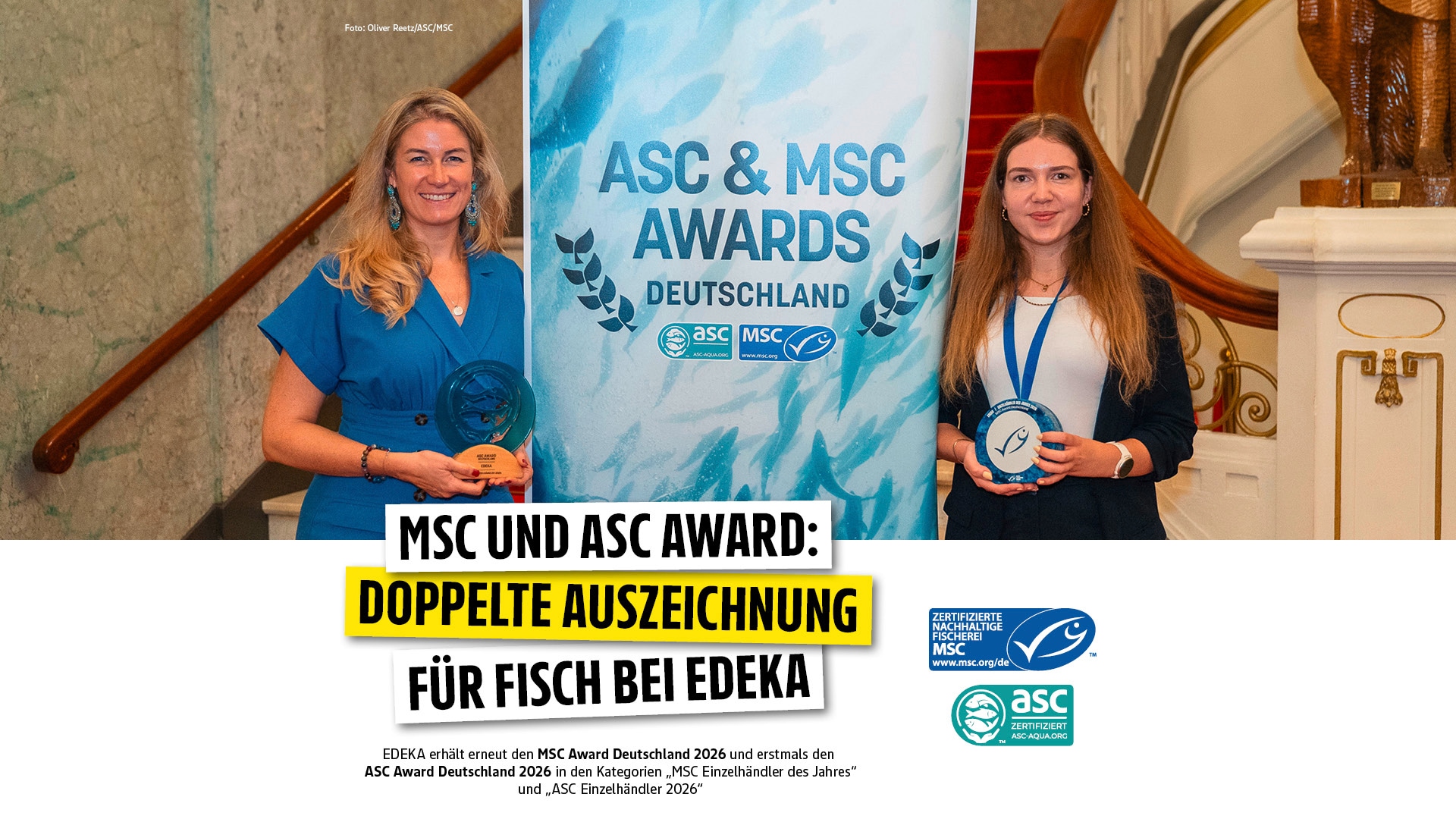 Zwei Personen präsentieren Auszeichnungen der ASC & MSC Awards Deutschland für EDEKA im Bereich nachhaltige Fischerei