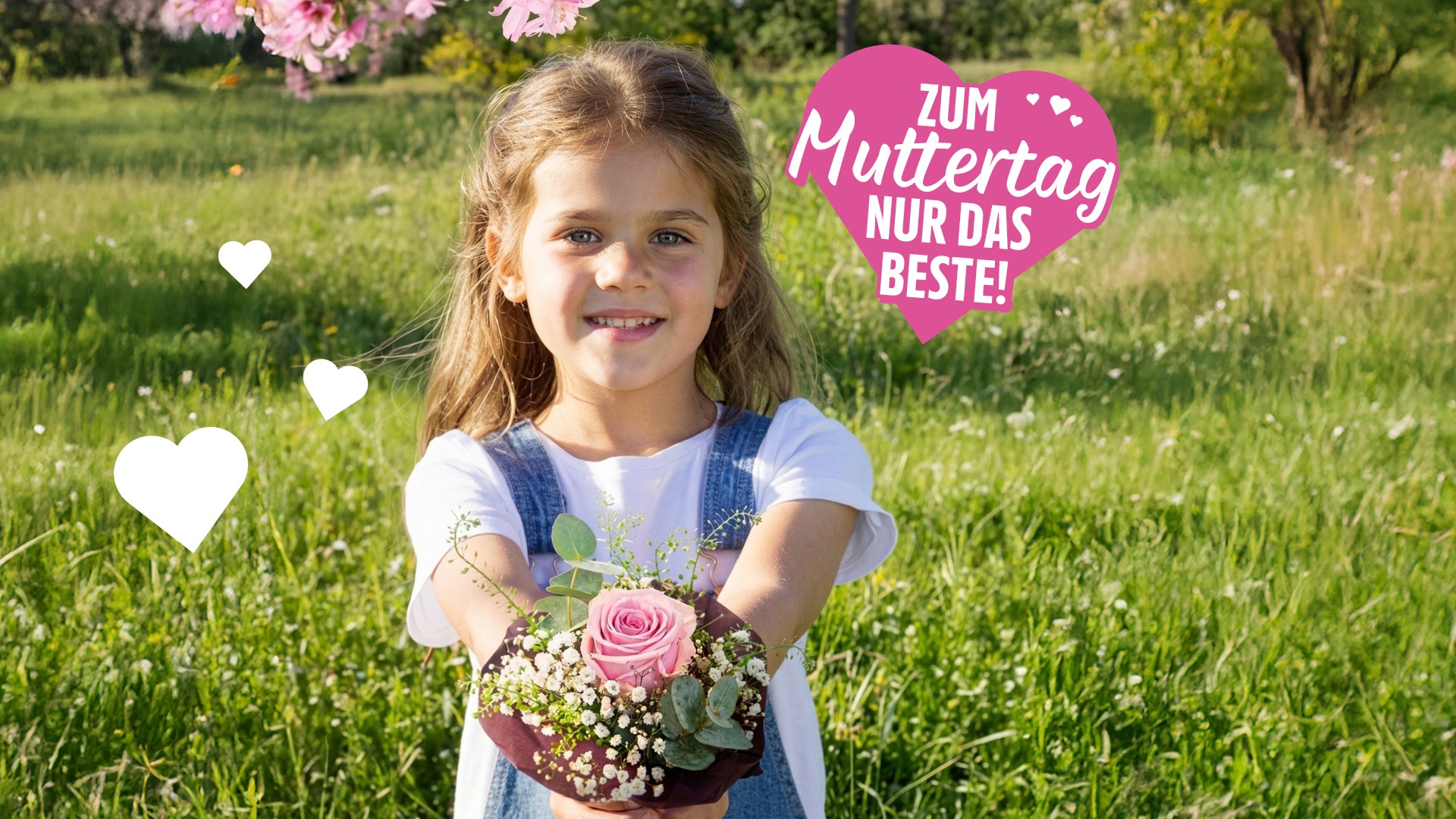 Mädchen hält Blumenstrauß mit rosa Rose im Grünen; Herzgrafik mit Text ‚Zum Muttertag nur das Beste!