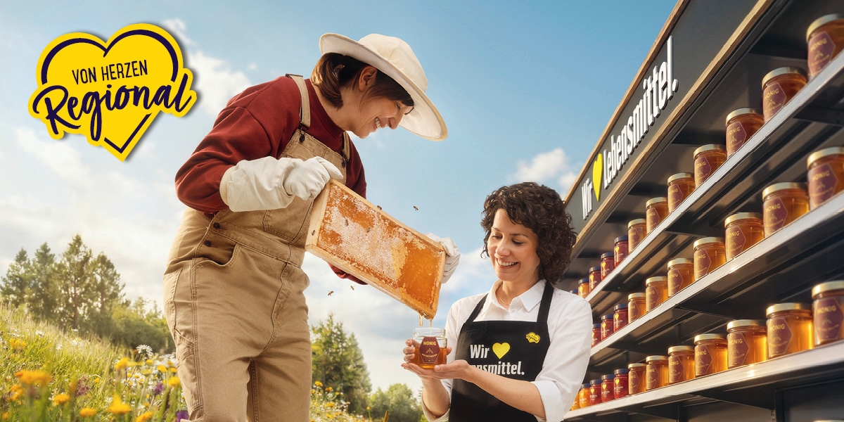 Imkerin gießt Honig ins Glas; daneben Regal mit Honiggläsern und „Von Herzen Regional“-Logo.