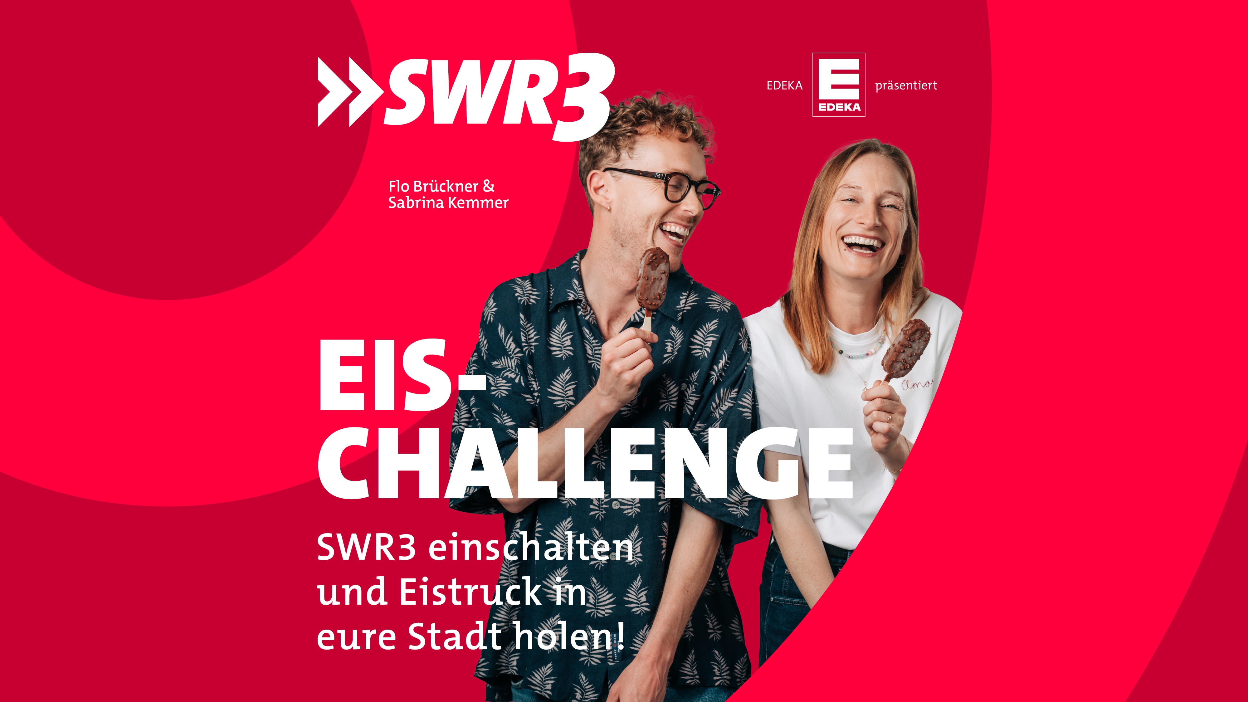 SWR3 EIS-CHALLENGE mit zwei lachenden Moderatoren und Eistüten. Logos SWR3 und EDEKA