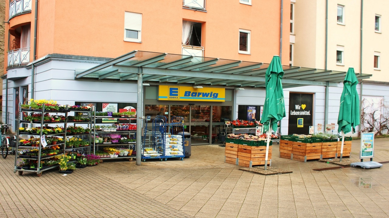 EDEKA Barwig Filiale mit Blumen- und Gemüseverkauf im Eingangsbereich.