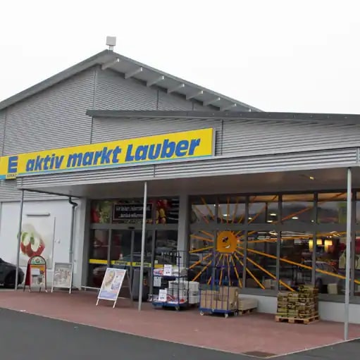 Die Aussenansicht eines EDEKA-Marktes.