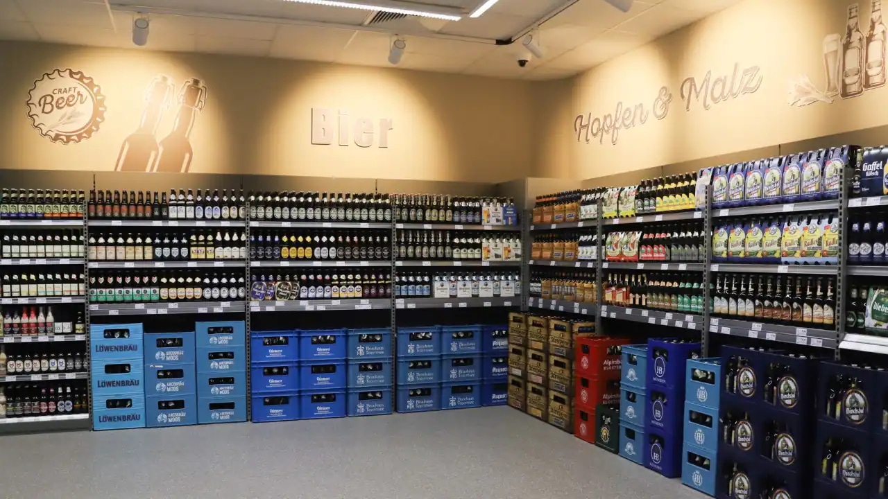 Die Bierabteilung eines Getränkemarkts.