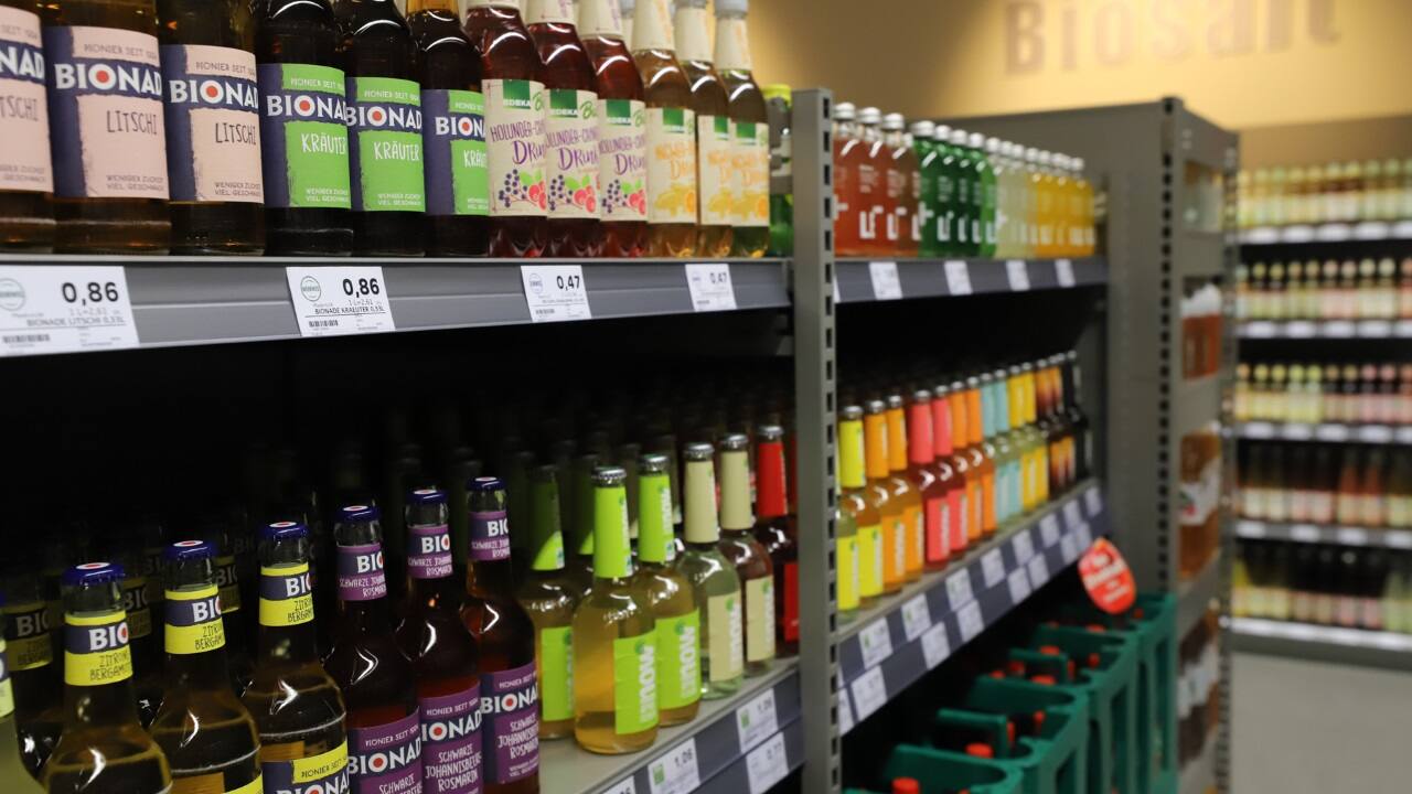 Ein Regal mit verschiedenen Bio-Schorlen.