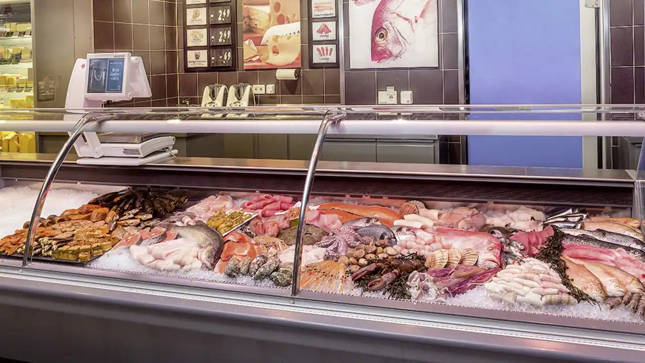 Die Fischtheke eines EDEKA-Marktes.