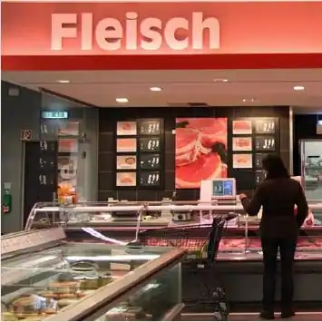Die Fleischtheke in einem Supermarkt.