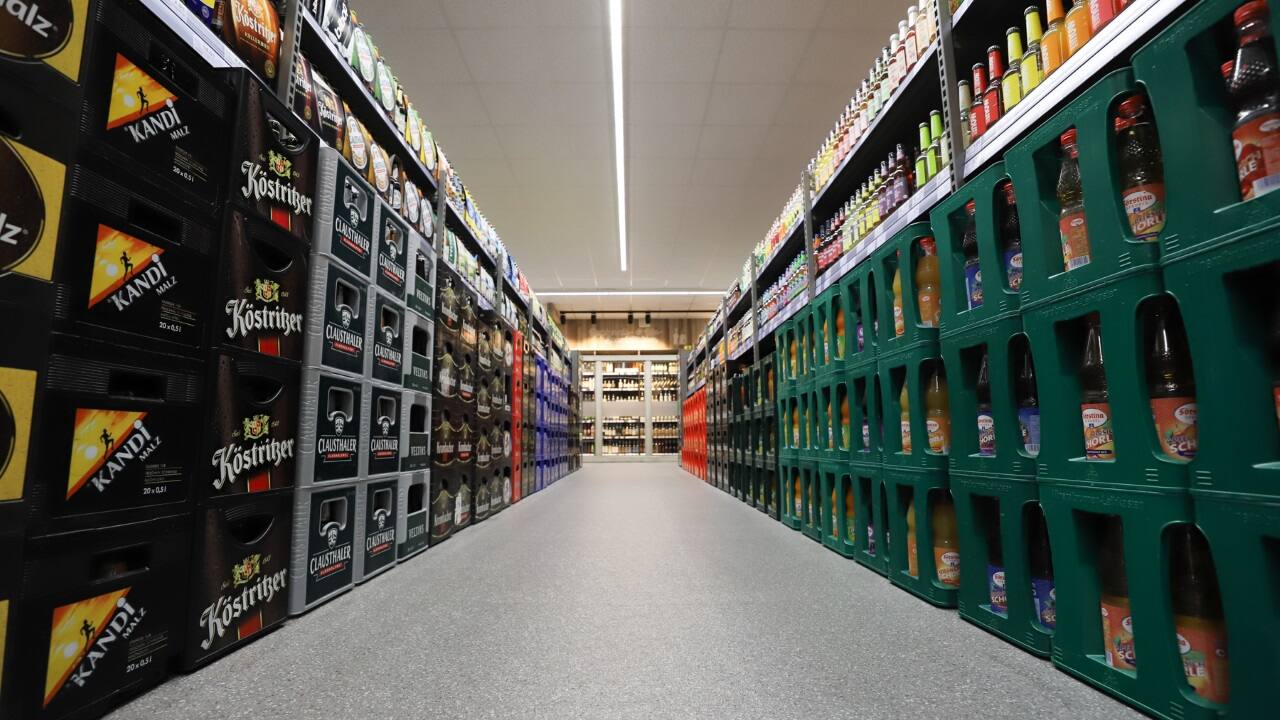 Ein Gang in einem Getränkemarkt.
