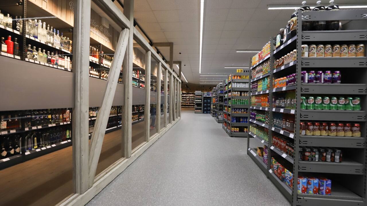 Regalreihen in einem Getränkemarkt.