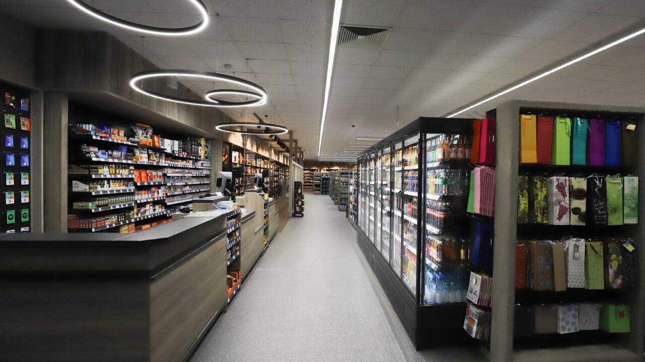 Der Kassenbereich eines Getränkemarkts.