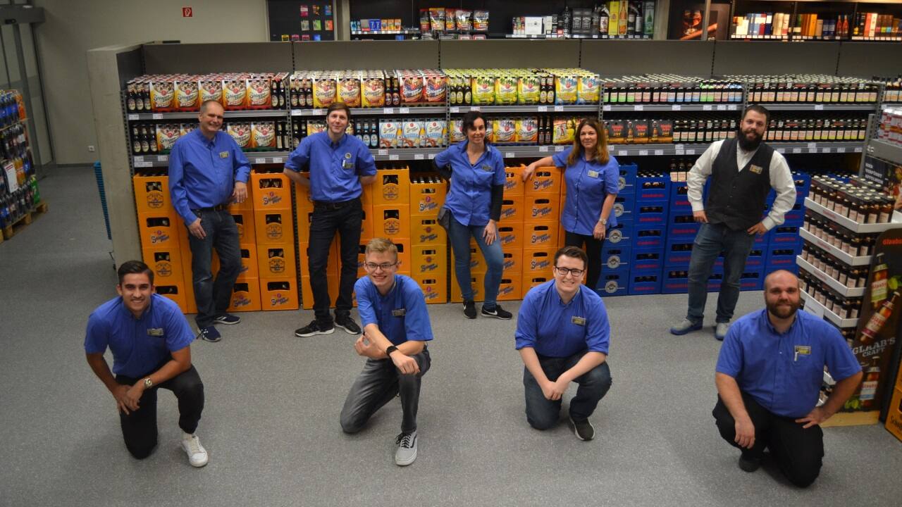 Gruppenfoto der Mitarbeitenden eines Getränkemarkts.