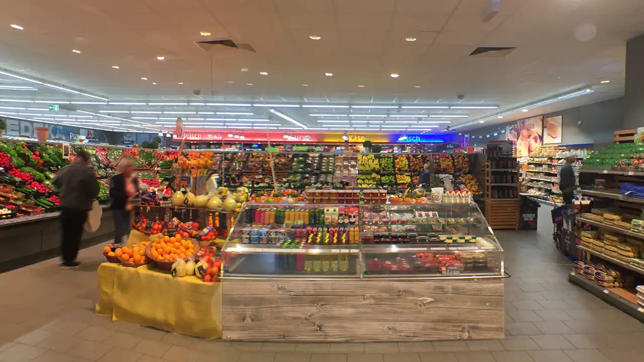 Die Obst- und Gemüseabteilung eines EDEKA-Marktes.