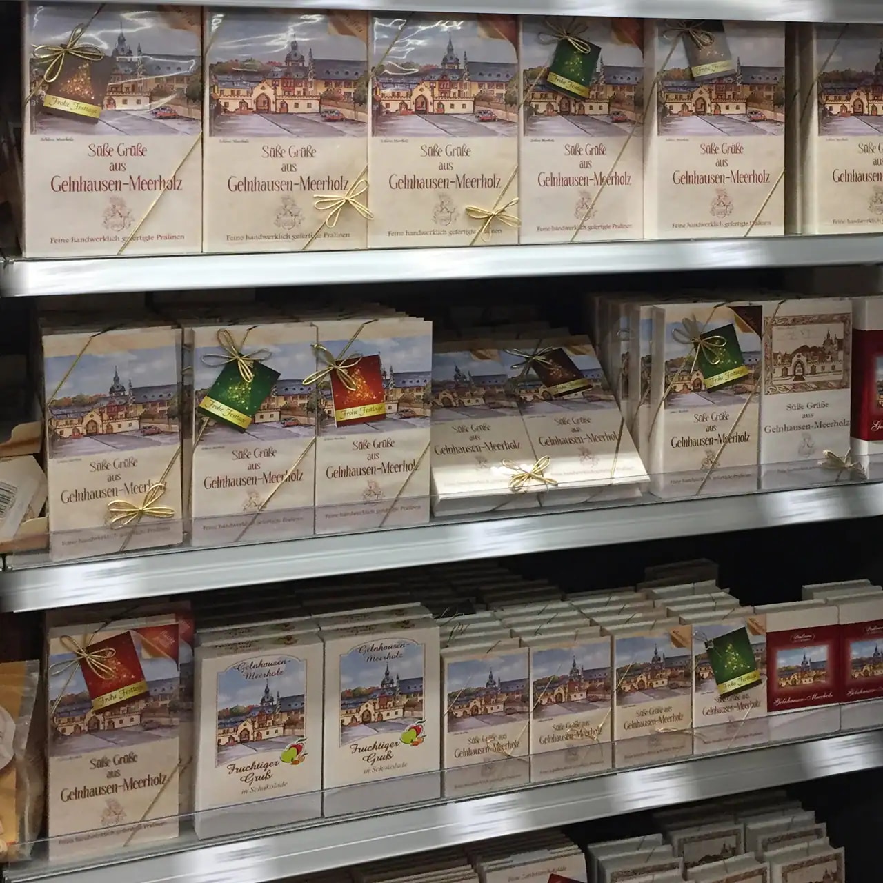 Ein Regal mit verschiedenen Sorten von Pralinen.