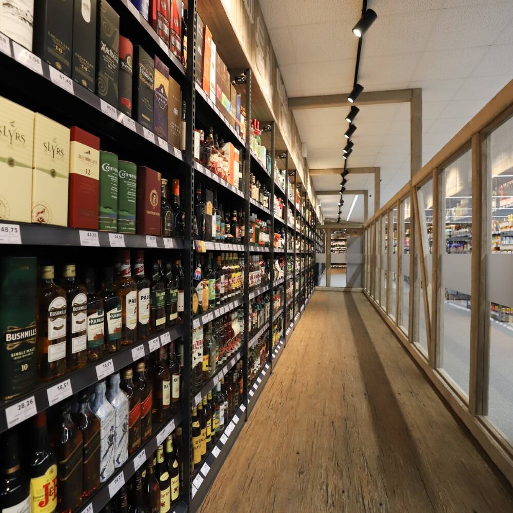 Blick entlang des Spirituosenregals eines Getränkemarkts.