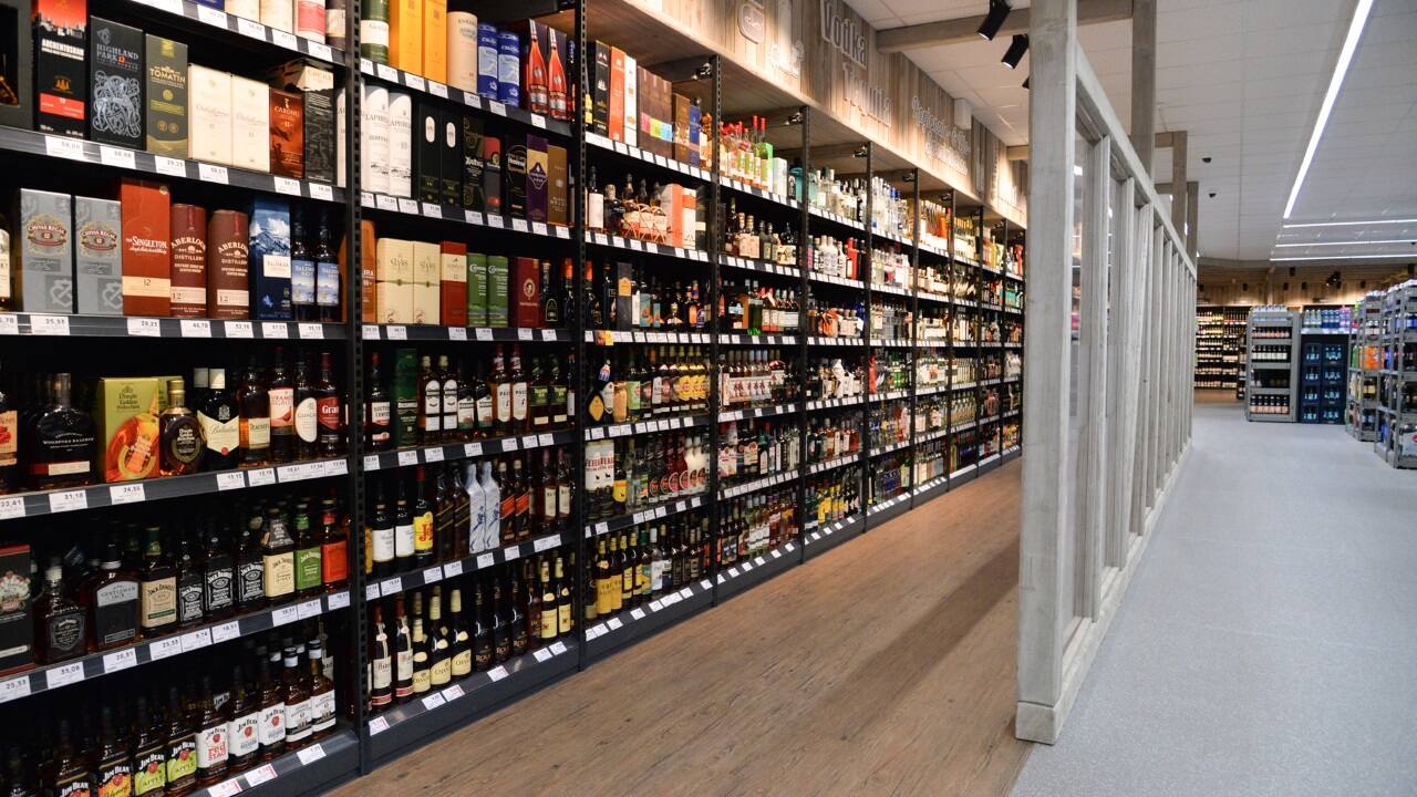 Die Spirituosenabteilung in einem Getränkemarkt.