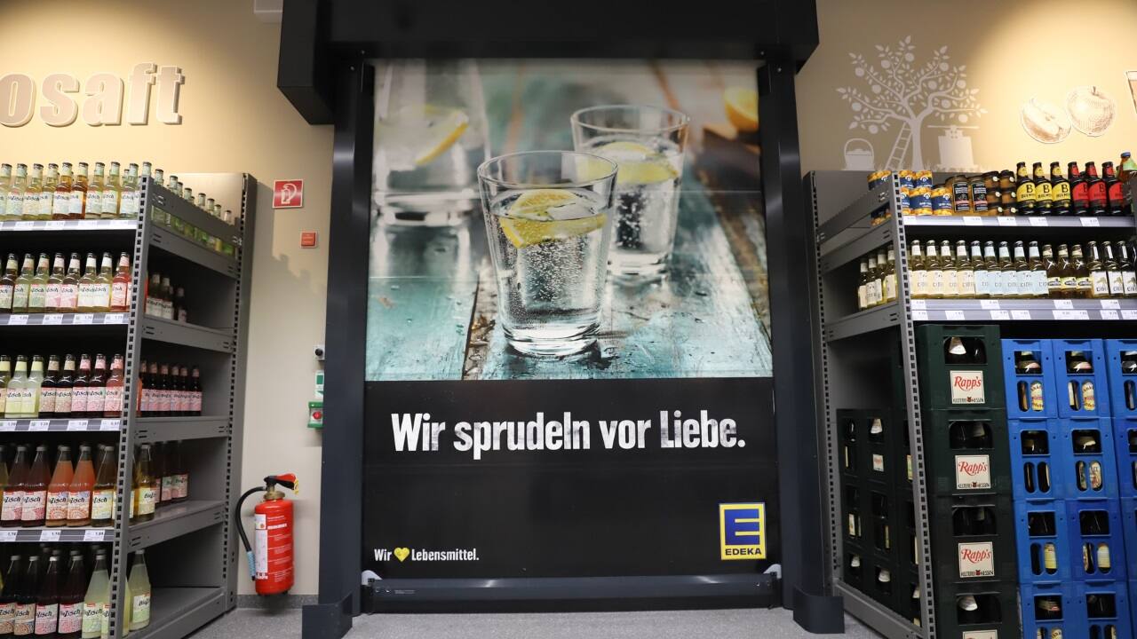 Ein Tor in einem Getränkemarkt mit der Aufschrift: "Wir sprudeln vor Liebe."