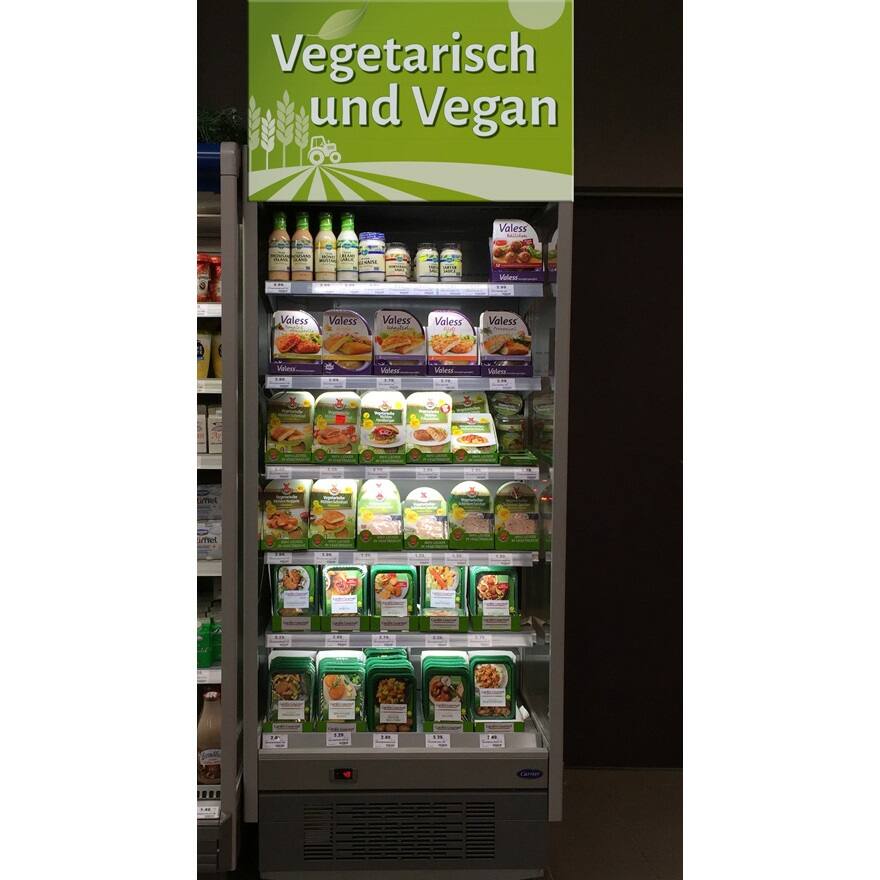 EIn Kühlregal mit veganen und vegetarischen Produkten.