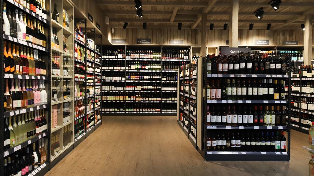 Die Weinabteilung eines Supermarktes.