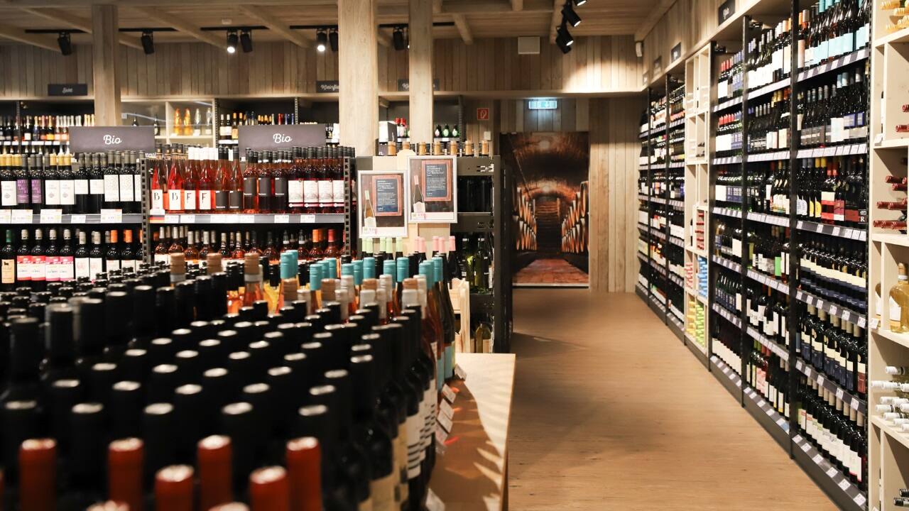 Die Weinabteilung eines Supermarktes.