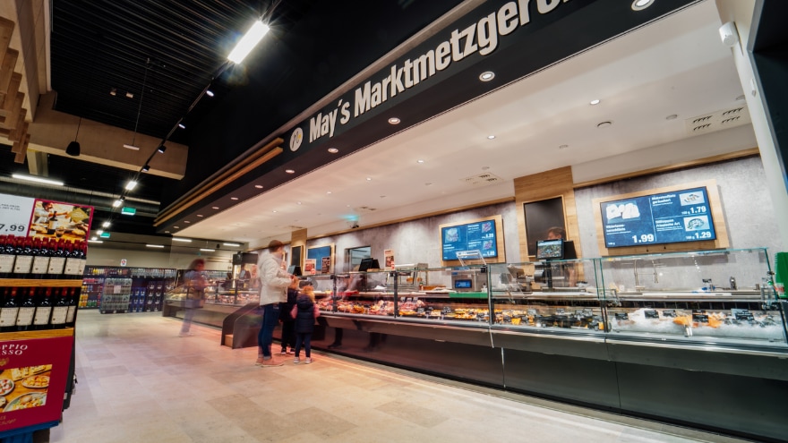 Metzgereitheke mit frischen Fleisch- und Wurstwaren sowie Fischspezialitäten