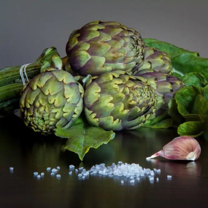 Artischocken, Meersalz und Knoblauch.
