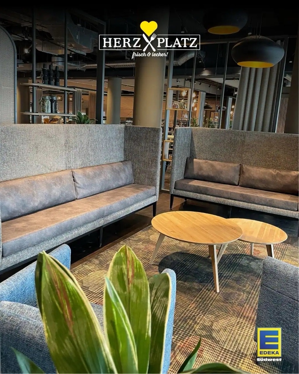 Moderne Sitzbänke mit hohen gepolsterten Rückenlehnen.