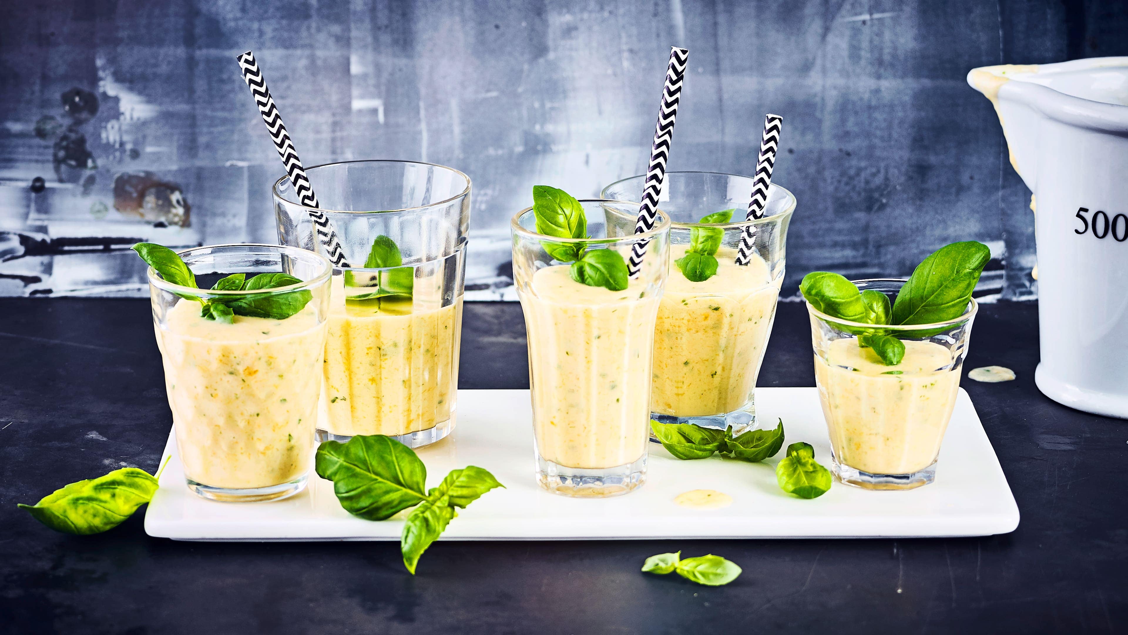 Mango-Basilikum-Smoothie Wir vereinen exotische Mango mit würzigem Basilikum und machen daraus einen fruchtigen Smoothie. Mit einer Orange und Kokosmilch wird dieser schön cremig und gibt einen tollen Geschmack.