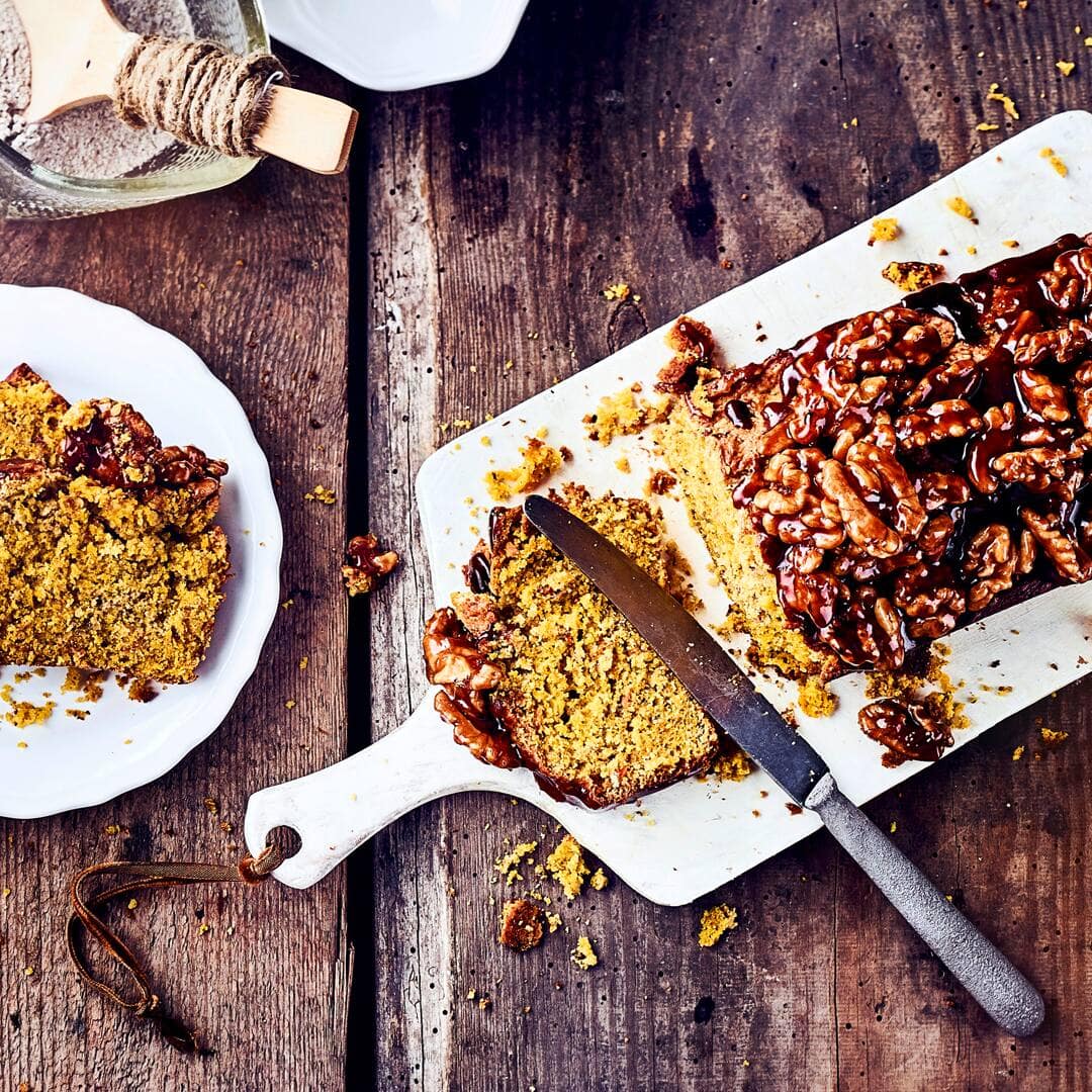 Saftiger Kürbiskuchen mit Walnusskaramell ist der Hingucker auf jeder Kaffeetafel. Der Kuchen aus Hokkaidokürbis sieht nicht nur toll aus, sondern schmeckt einfach nur herrlich nach Herbst.