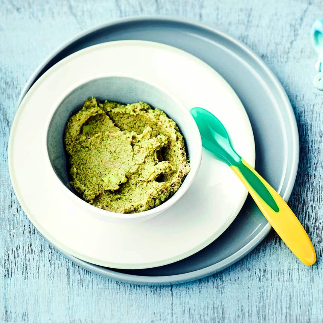 Mit unserem Brokkoli-Kartoffelbrei gelingt Ihnen im Handumdrehen eine sättigende Mahlzeit für Ihr Baby. Apfelsaft sorgt für einen fruchtigen Geschmack.