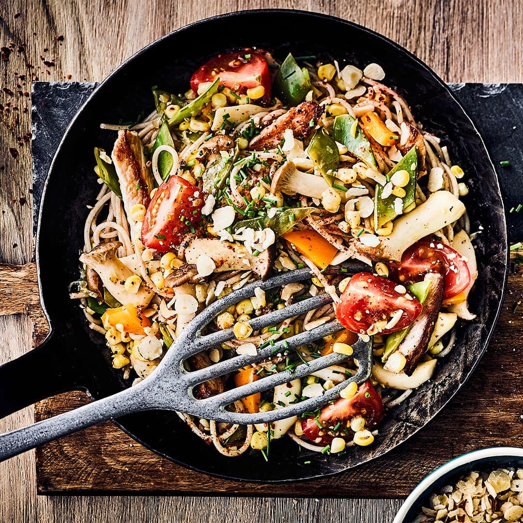 Vollwertiges Gericht und ein perfektes Herbstgericht: Pilzpfanne mit Schweinerückensteak, Vollkornspaghetti und buntem Gemüse – guten Appetit!