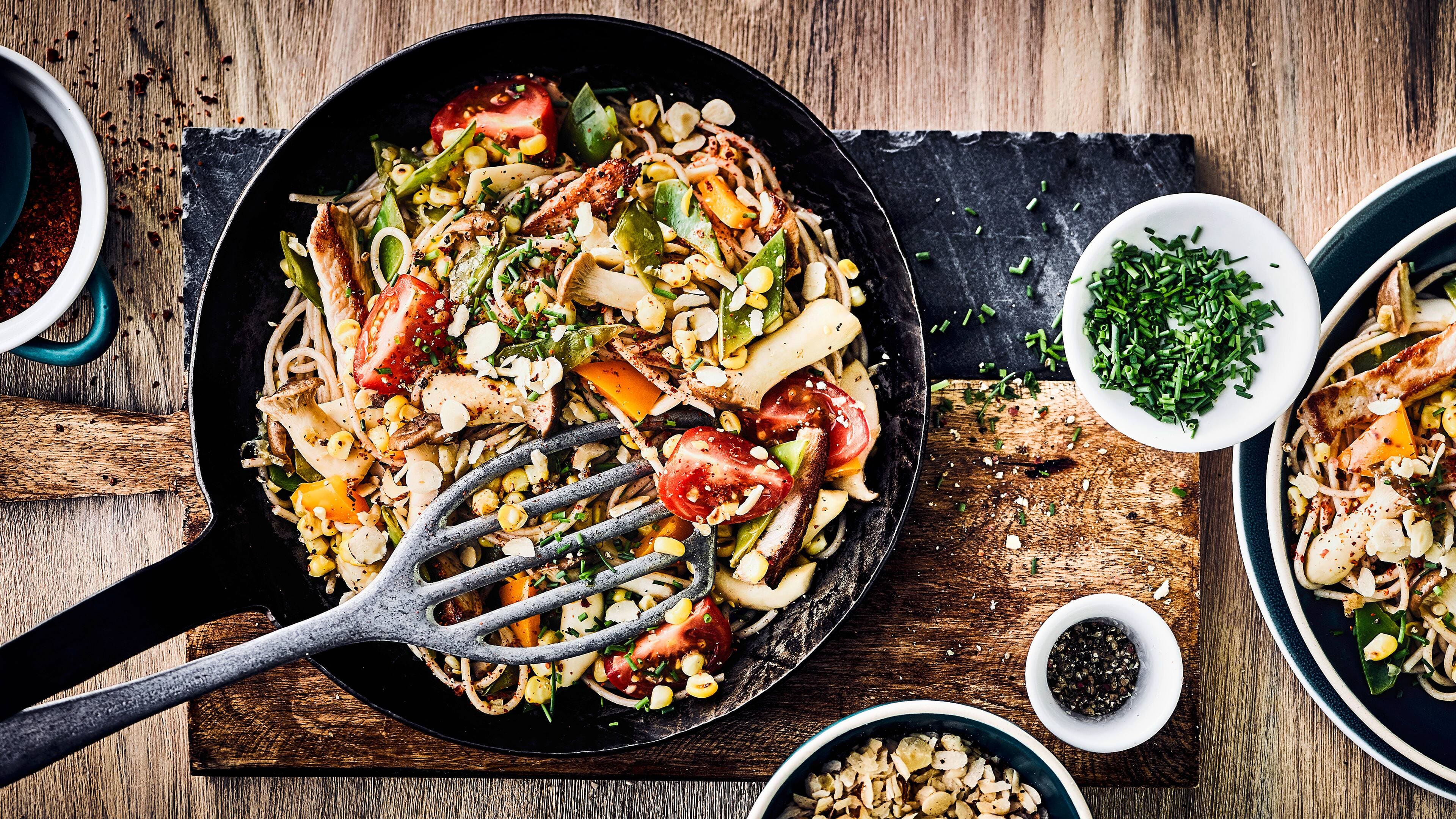 Pilz-Gemüse-Pfanne Vollwertiges Gericht und ein perfektes Herbstgericht: Pilzpfanne mit Schweinerückensteak, Vollkornspaghetti und buntem Gemüse – guten Appetit!