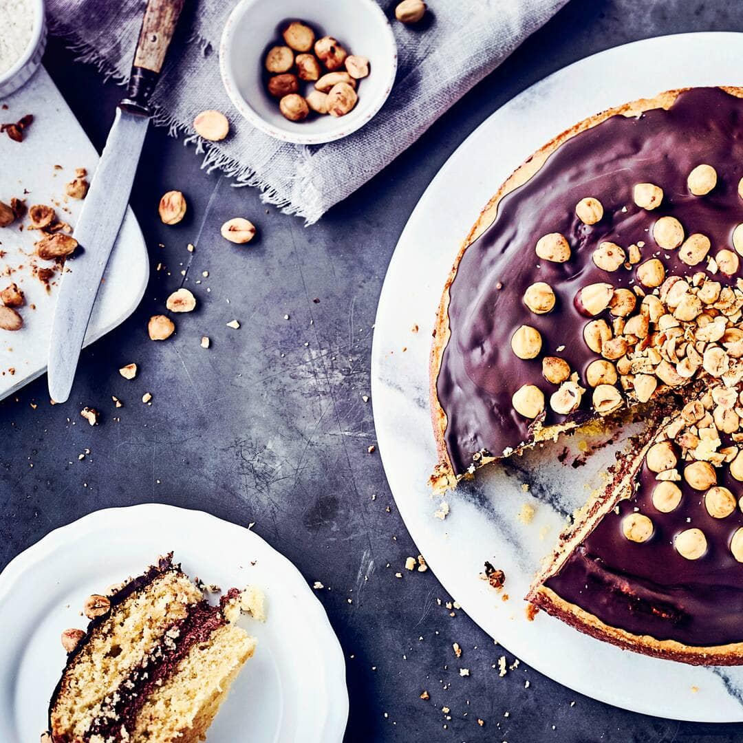 Eine sahnige Torte zur Kaffeetafel: Genießen Sie diesen Traum aus Zartbitterschokolade und Haselnüssen.