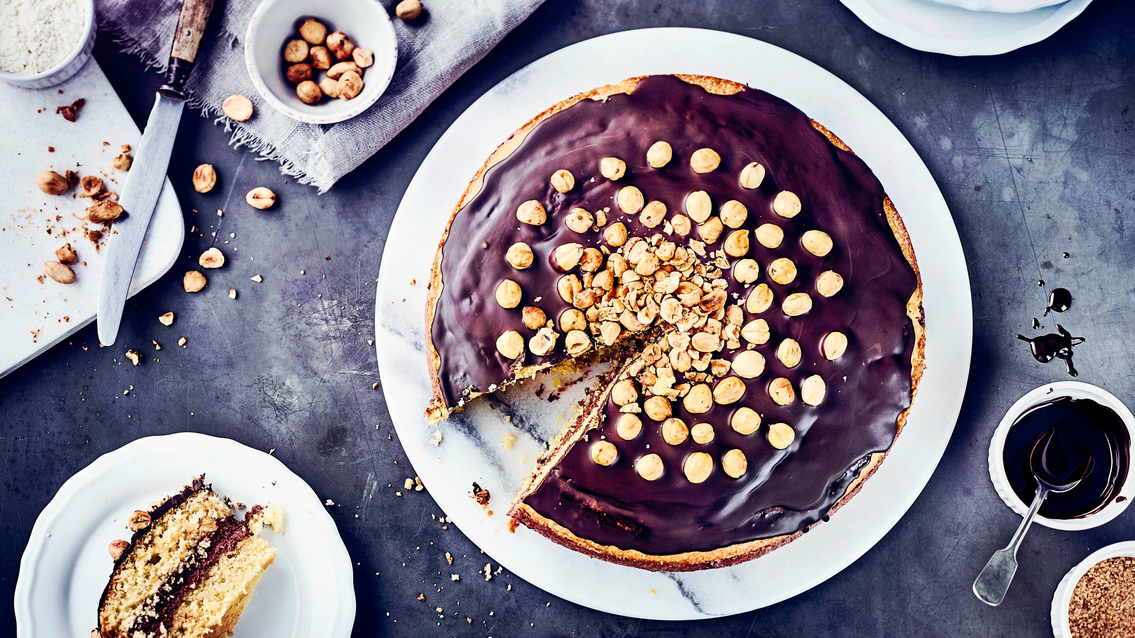 Haselnuss-Schokoladentorte Eine sahnige Torte zur Kaffeetafel: Genießen Sie diesen Traum aus Zartbitterschokolade und Haselnüssen.