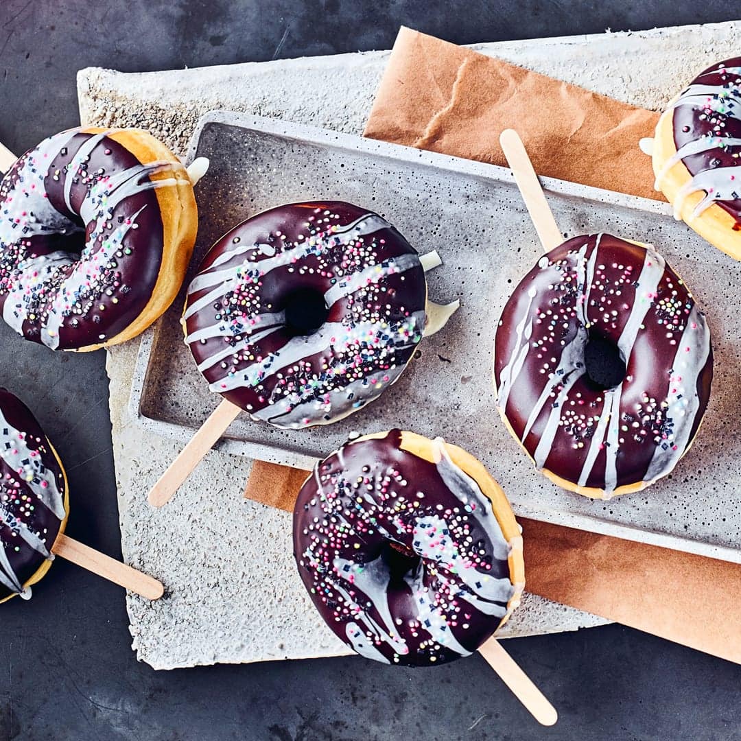 Ein absolutes Party-Highlight sind diese selbstgemachten Donuts am Stiel. Hier freut sich jeder aufs Abbeißen!