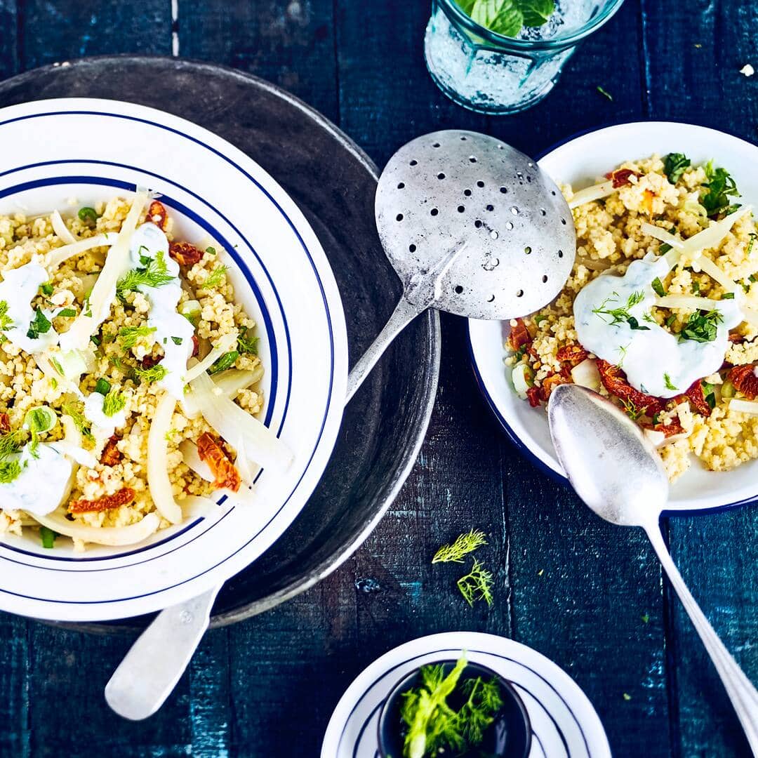 Gesund und kalorienarm essen kann so einfach sein: Unser Hirse-Gemüse-Eintopf ist schnell zubereitet & eignet sich perfekt als Mittag- und Abendessen.