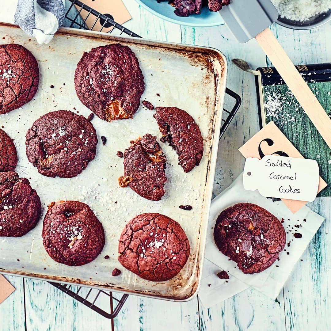 Süß und Salzig schmecken diese Schoko-Cookies mit Salted Caramel einfach himmlich. Ob zum Kaffee oder auch abends als Snack.