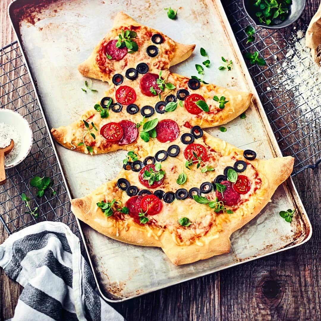 Es muss ja nicht jedes Jahr eine echte Tanne zu Weihnachten sein: Unsere Pizza im Tannenform leuchtet im Ofen und bringt nicht nur Kinderaugen zum Strahlen!
