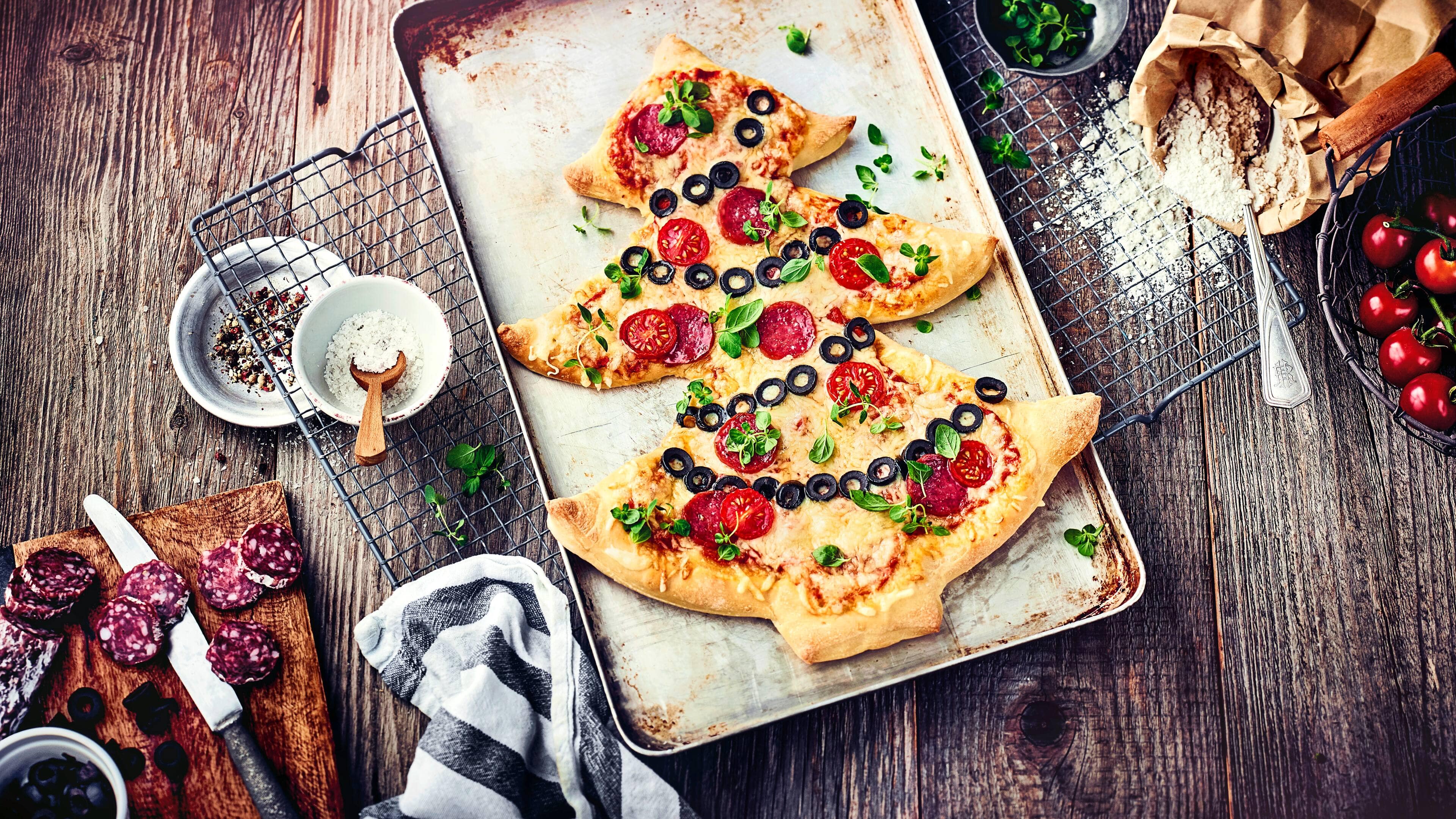 Pizza in Tannenform Es muss ja nicht jedes Jahr eine echte Tanne zu Weihnachten sein: Unsere Pizza im Tannenform leuchtet im Ofen und bringt nicht nur Kinderaugen zum Strahlen!