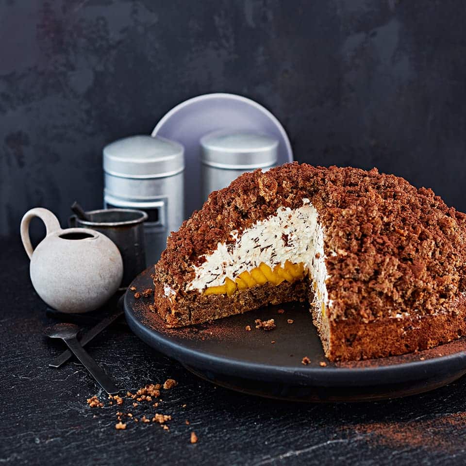 Wenn kleine oder große Genießer mit der Kuchengabel zum Kern ihrer „Grabung“ vorstoßen, erleben sie beim exotischen Maulwurfshügel eine fruchtige Überraschung mit frischer Mango.