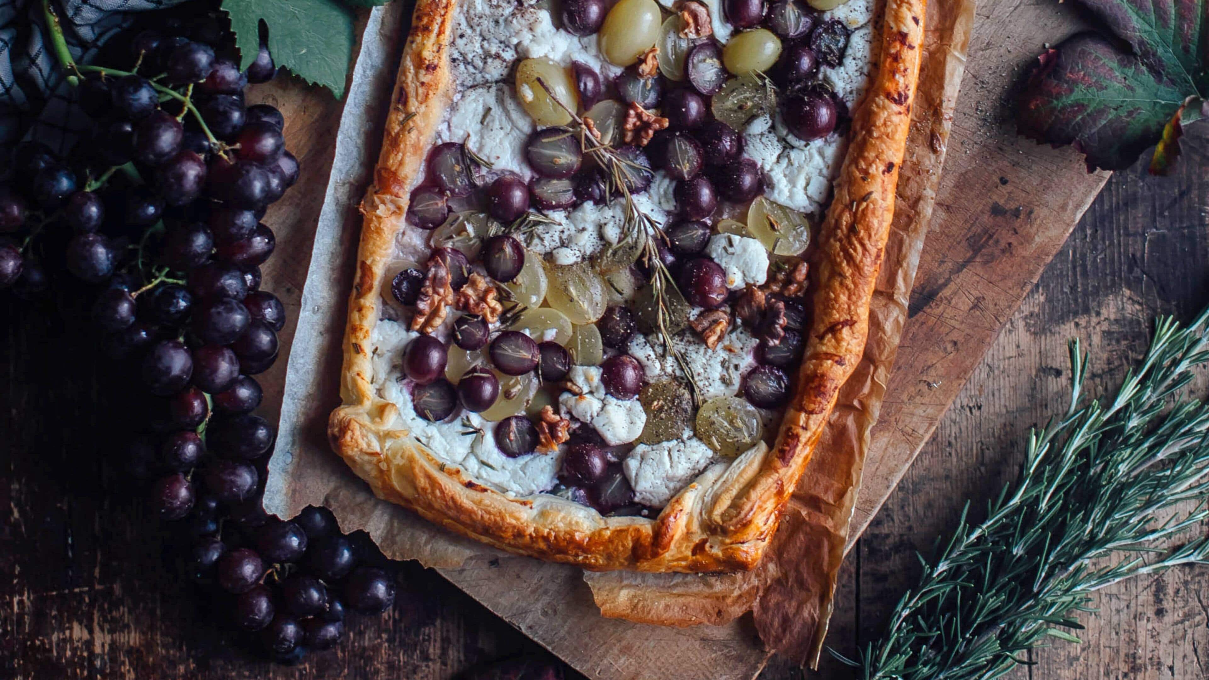 Trauben-Galette Außen knusprig und innen fruchtig: Mit unserer Trauben-Galette mit Blätterteig und Ziegenkäse schmecken Sie den Herbst mit all seinen Aromen und Farben.
