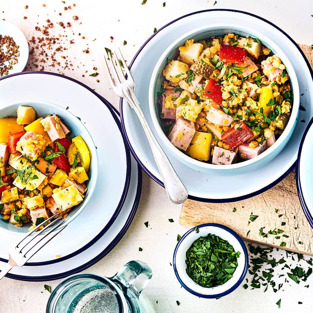 Linsen sind nicht nur superlecker, sie sind auch noch richtig gesund. Unser Wurstsalat mit Linsen ist schnell und einfach zubereitet und richtig lecker!