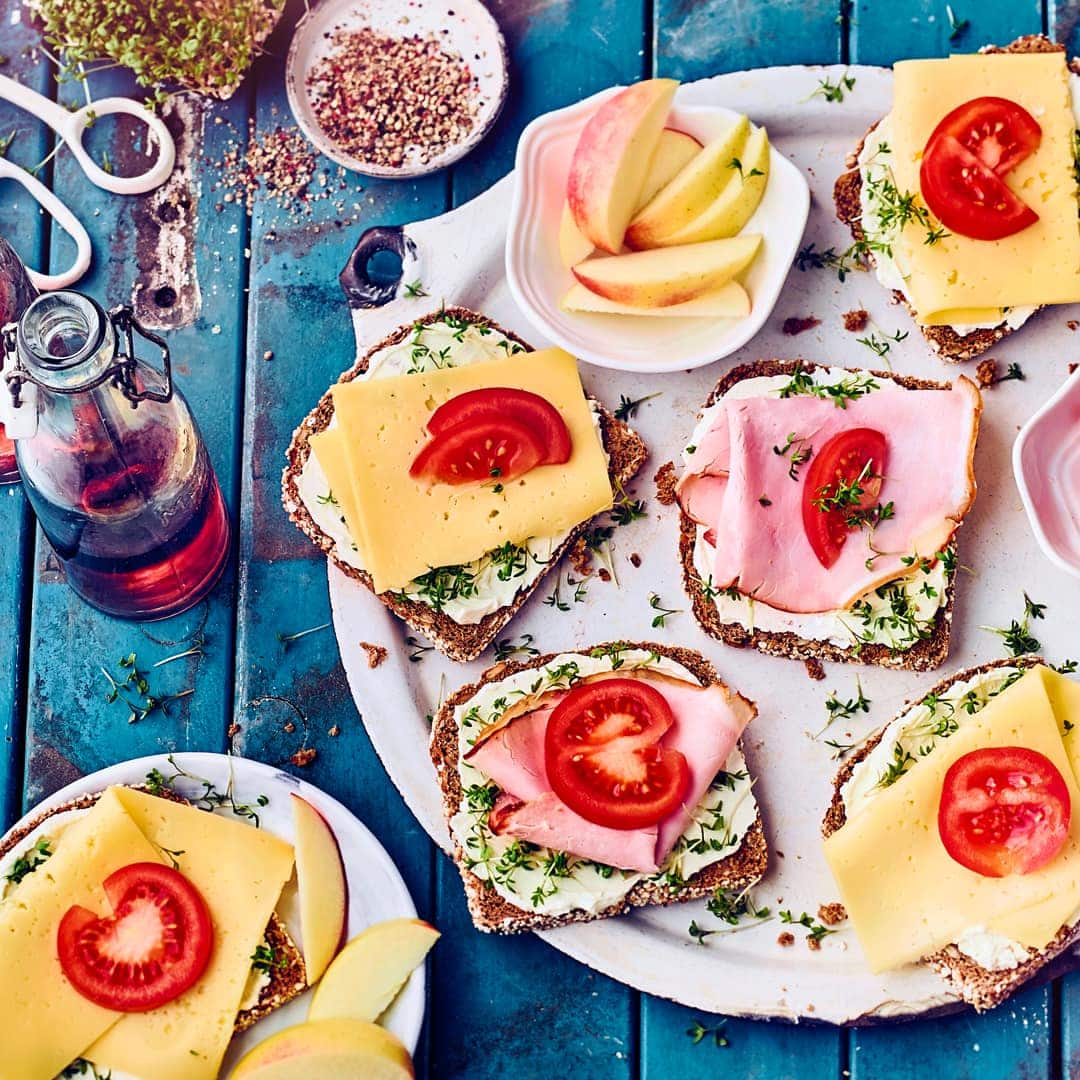 Dieser schnelle Snack passt zu jeder Jahreszeit: Probieren Sie unser Frischkäsebrot mit Kresse, gekochtem Schinken, Apfel und frischen Tomaten – ballaststoffreich und lecker!