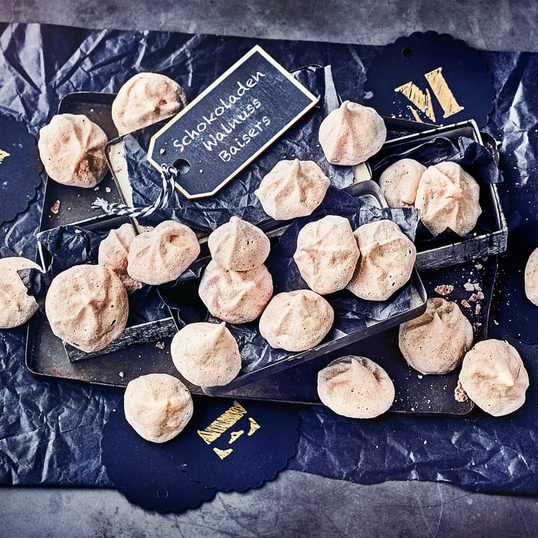 Das Schaumgebäck aus gezuckertem Eischnee lässt sich ganz einfach Selbermachen: Unsere kakaoige Variante mit braunem Zucker und Walnüssen ist besonders lecker – die Schokoladen-Walnuss-Baisers zergehen förmlich auf der Zunge!