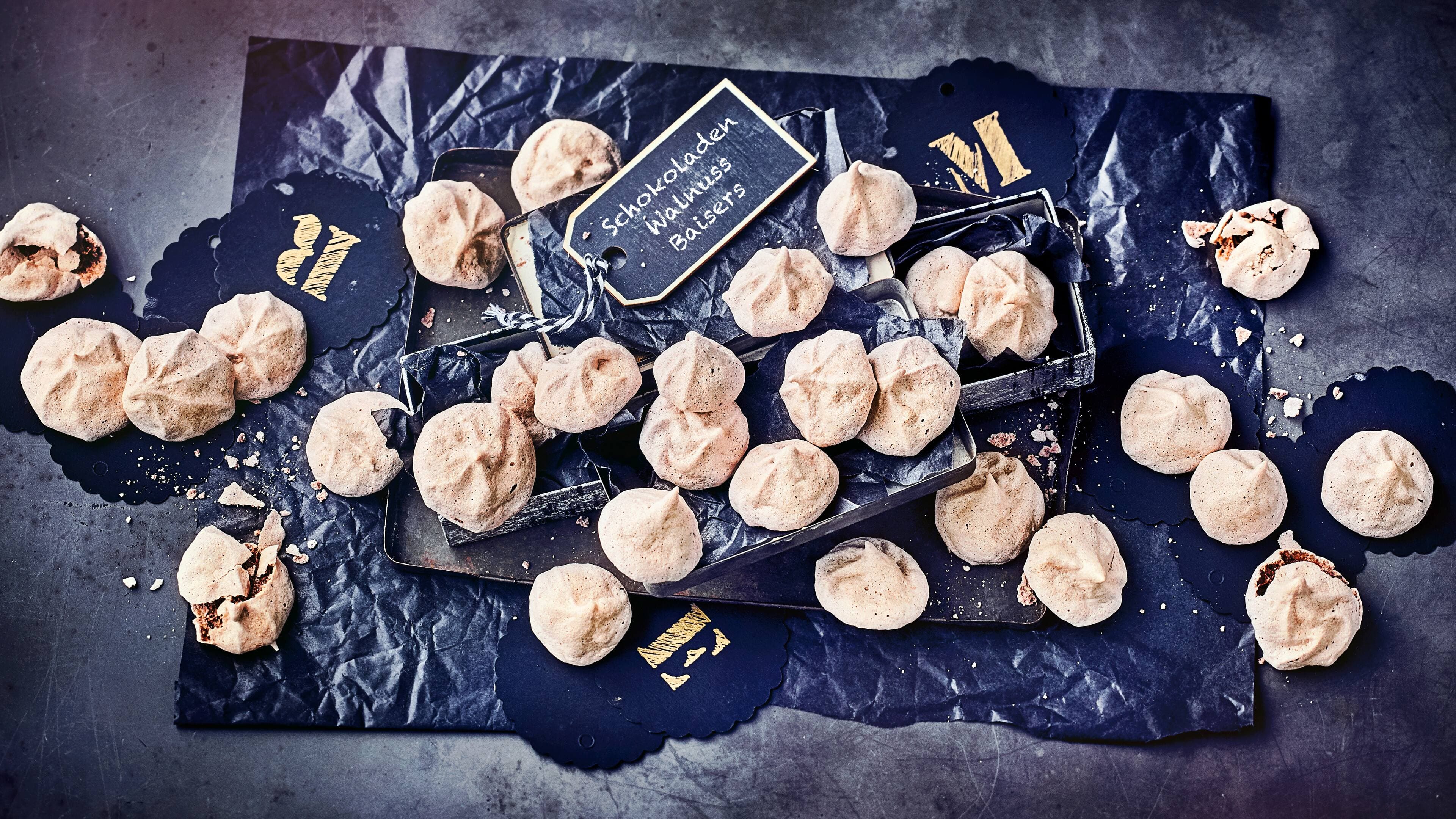 Schokoladen-Walnuss-Baisers Das Schaumgebäck aus gezuckertem Eischnee lässt sich ganz einfach Selbermachen: Unsere kakaoige Variante mit braunem Zucker und Walnüssen ist besonders lecker – die Schokoladen-Walnuss-Baisers zergehen förmlich auf der Zunge!