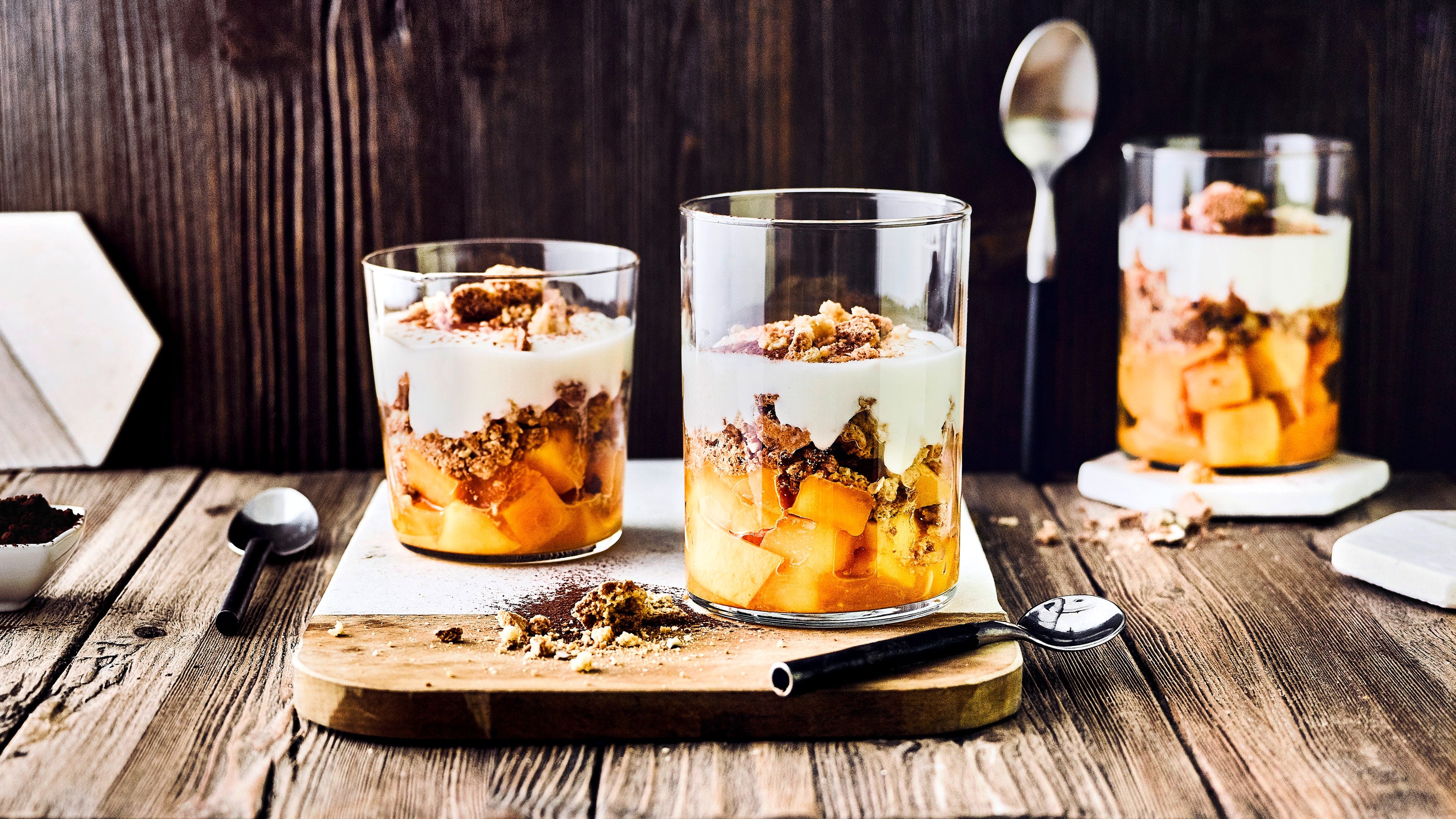 Orangen-Mango-Triffle Fruchtiges Dessert: Probieren Sie unser Trifle mit saftiger Orange und frischer Mango an Schafsmilchjoghurt und Mandelbiscotto – in 15 Minuten zubereitet!