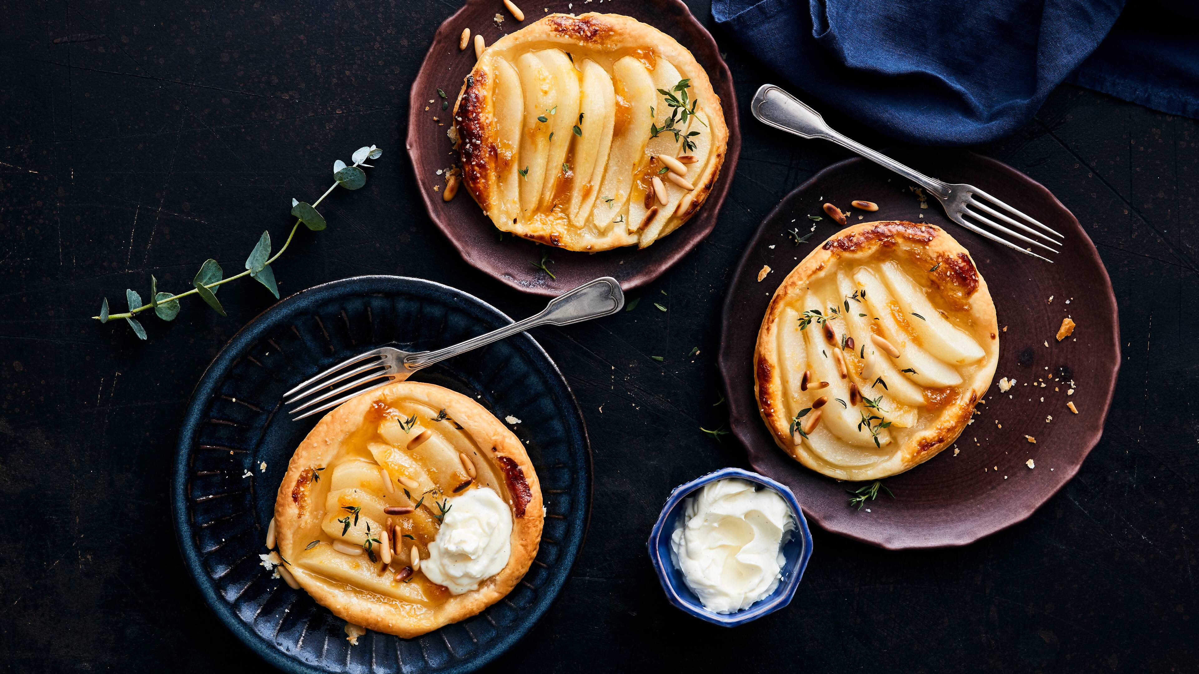 Birnen-Blätterteig-Tartelette Die Kombination aus knusprigem Blätterteig, saftigen Birnen, Pinienkernen und Thymian ist einfach unschlagbar: Unsere Birnen-Blätterteig-Tartelettes sind eine besondere Kombination der Aromen!